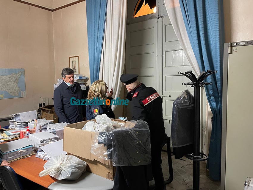 Giarre, grave atto di vandalismo contro il Comando della Polizia locale. Cantarella: “Offesa la città”