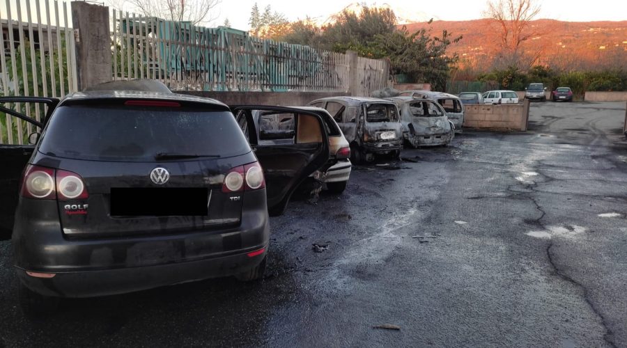 Fiumefreddo di Sicilia: a fuoco cinque auto