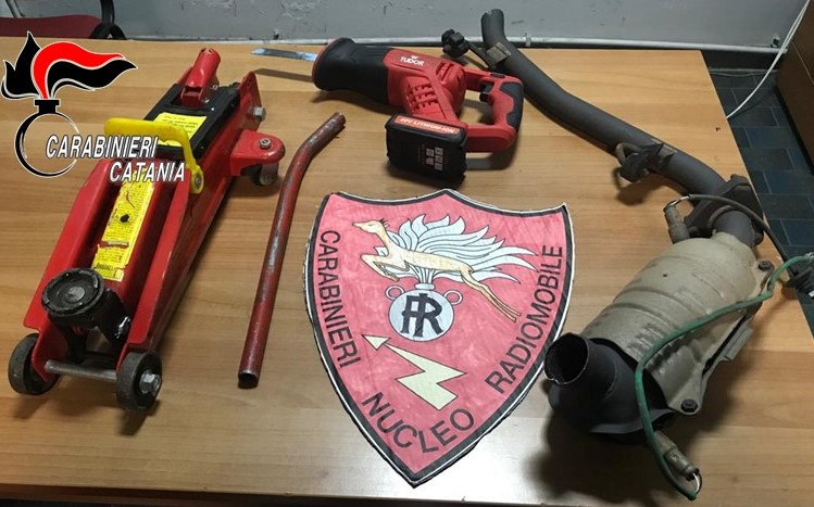 Catania, sorpresi a rubare: tre denunce per furto di catalizzatori sulle auto in sosta.