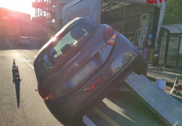 Incidente autonomo nei pressi del Policlinico: intervento dei Vigili del fuoco
