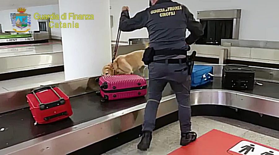 Beccato con 1 kg di eroina pura nello stomaco: arrestato corriere