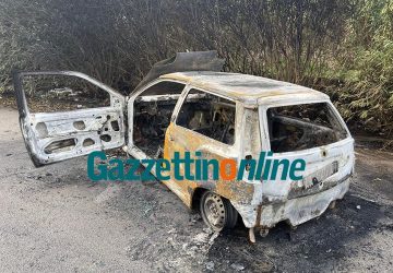 Riposto, auto data alle fiamme sul lungomare