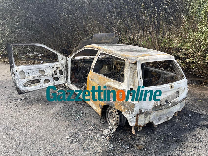 Riposto, auto data alle fiamme sul lungomare