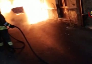 Patern&ograve;, incendio auto danneggia abitazione
