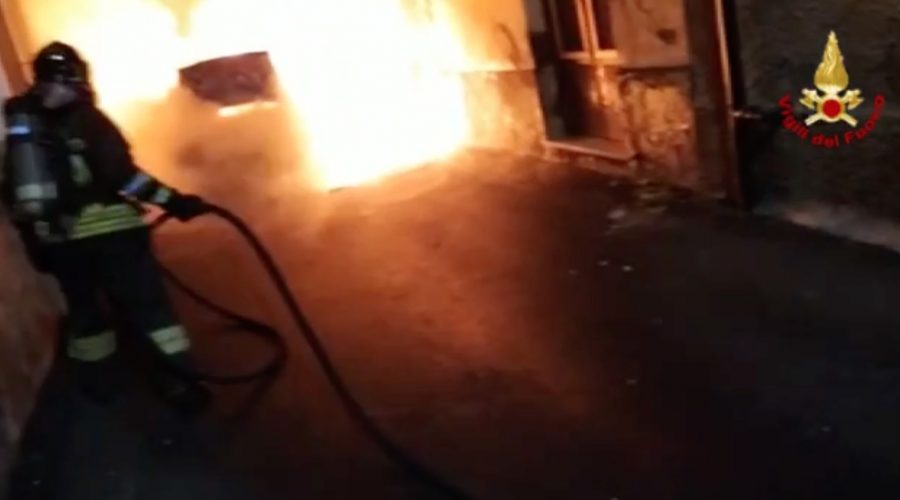 Paternò, incendio auto danneggia abitazione