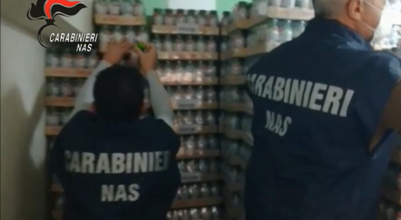 Rietichettavano gli alimenti scaduti e li rimettevano in commercio. Operazione del Nas