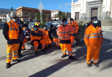 Mascali, operatori ecologici in assemblea in piazza Duomo