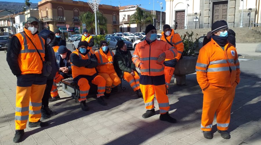 Mascali, operatori ecologici in assemblea in piazza Duomo