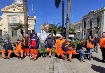Mascali, gli operatori ecologici ricevono met&agrave; dello stipendio spettante