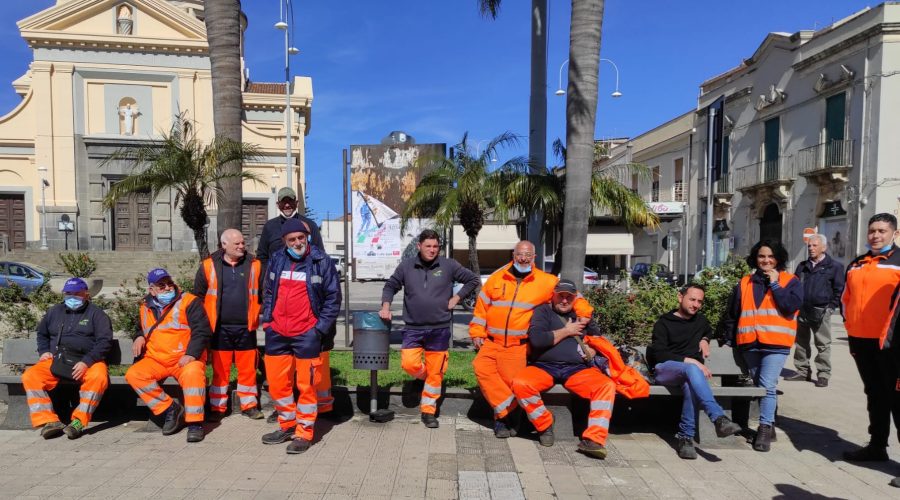 Mascali, gli operatori ecologici ricevono metà dello stipendio spettante