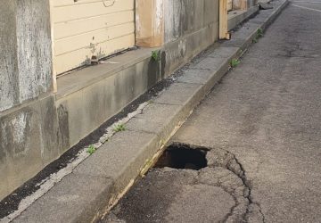 Giarre, strade "bombardate". Allarme cedimento del basalto in via Sciuti