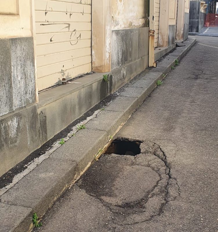 Giarre, strade “bombardate”. Allarme cedimento del basalto in via Sciuti