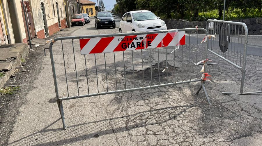Giarre, chiusura della Strada 86: vince l’anarchia. Auto e camion sulla strada colabrodo