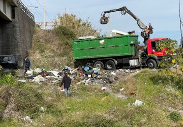 Giarre, abbandono rifiuti, Giunta approva delibera per confiscare i beni agli sporcaccioni