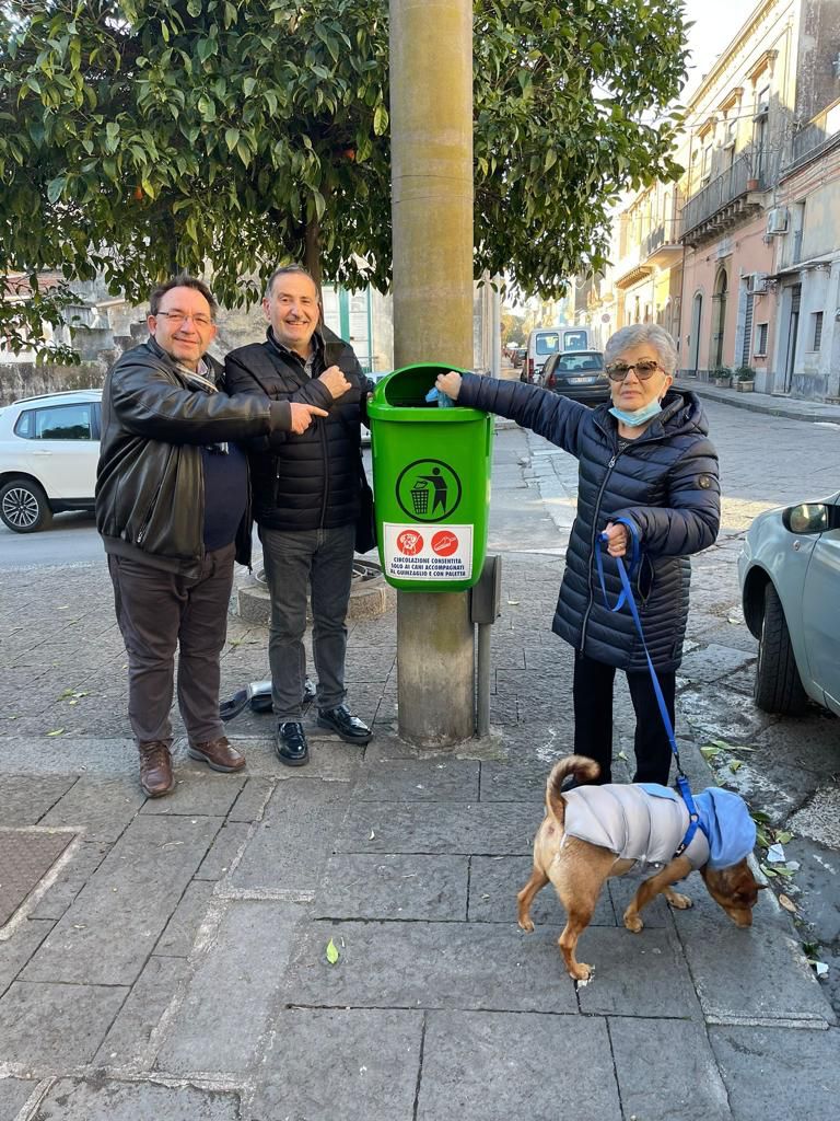 Riposto, collocati tre cestini per le deiezioni canine in centro