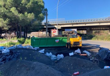 Giarre, avviata dopo 4 mesi la pulizia della cenere in via Regina Pacis