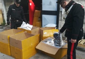 Misterbianco, sequestrati oltre 14mila accessori contraffatti: denunciato un commerciante