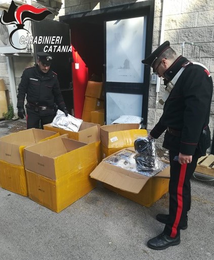 Misterbianco, sequestrati oltre 14mila accessori contraffatti: denunciato un commerciante