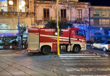 Giarre, a fuoco materiali inquinanti nel torrente Macchia. Intervento dei Vigili del fuoco