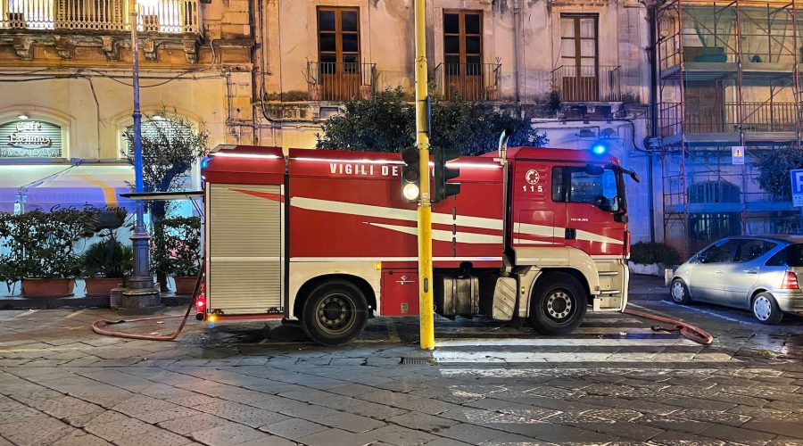 Giarre, a fuoco materiali inquinanti nel torrente Macchia. Intervento dei Vigili del fuoco