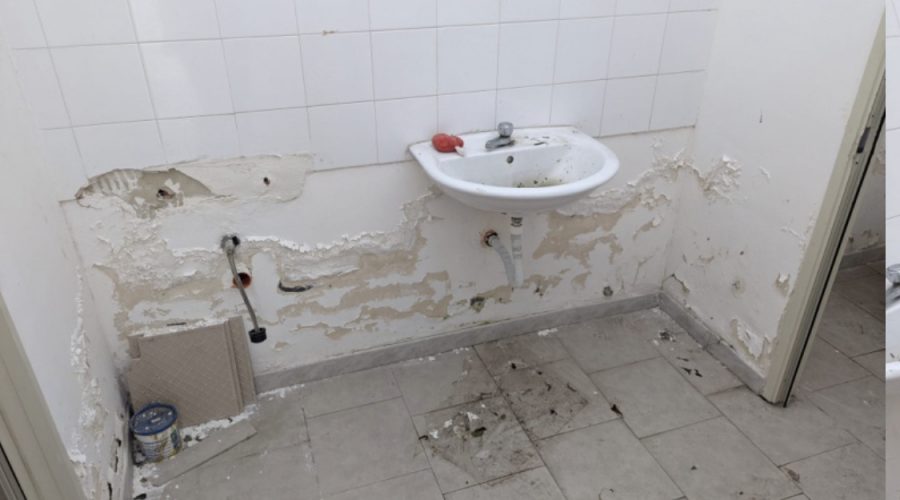 Giarre, il cimitero nel degrado. Servizi igienici indecenti: la denuncia del consigliere Tomarchio