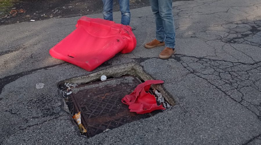 Mascali, da un anno “resiste” il tombino “della vergogna”