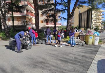 Giarre, i volontari di Plastic free ripuliscono l'area di via degli Abruzzi, corso Europa e via Trieste
