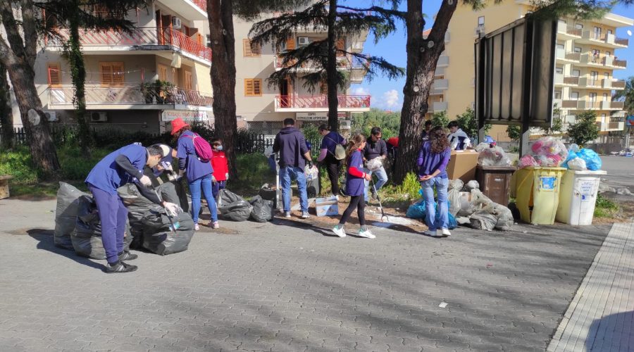 Giarre, i volontari di Plastic free ripuliscono l’area di via degli Abruzzi, corso Europa e via Trieste