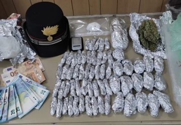 Aci Sant&rsquo;Antonio, perquisizione a sorpresa: figlio arrestato e padre denunciato per droga