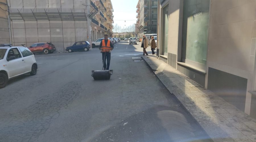 Giarre, al via la riparazione delle buche. Ma si tratta ancora di modesti interventi tampone