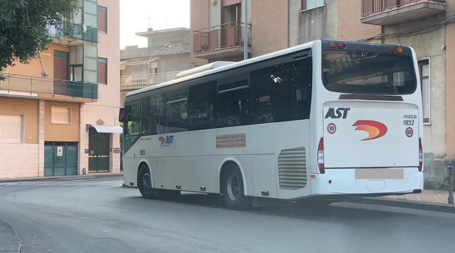 bus Ast terminal di piazza Matteotti a Riposto