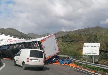 Fiumefreddo, si ribalta autoarticolato. Illeso il conducente