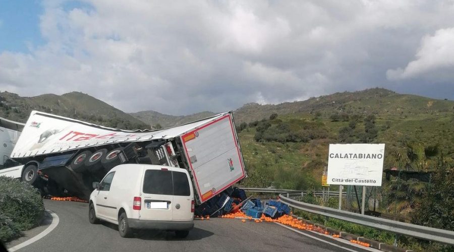 Fiumefreddo, si ribalta autoarticolato. Illeso il conducente