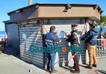 Riposto, operazione congiunta di Carabinieri e Guardia costiera: sequestrato il chiosco "La Cupola"