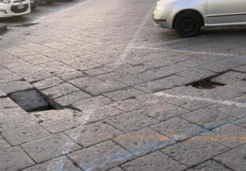 Giarre, rischio cedimento in piazza Mazzini. In piazza Arcoleo, auto fa strike di birilli in pietra lavica