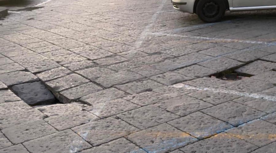 Giarre, rischio cedimento in piazza Mazzini. In piazza Arcoleo, auto fa strike di birilli in pietra lavica