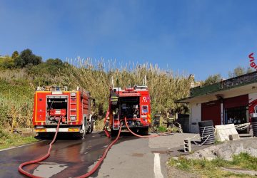 Catania, vasto incendio nella Timpa della Leucatia