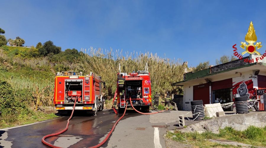 Catania, vasto incendio nella Timpa della Leucatia