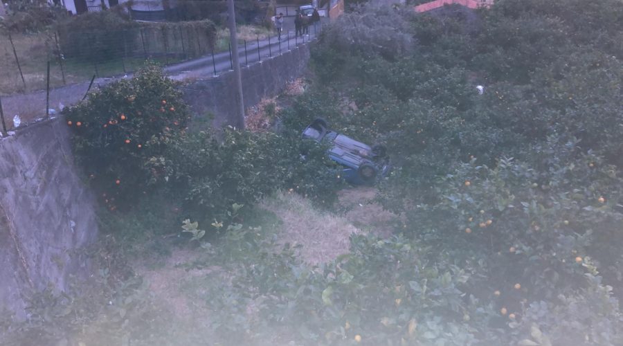 Mascali, auto si ribalta a Santa Venera e finisce in fondo ad una scarpata. Intervento dell’elisoccorso