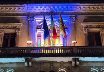 Riposto, municipio illuminato con i colori dell'Ucraina