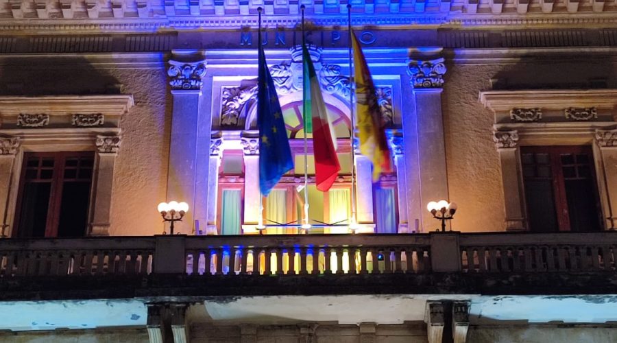 Riposto, municipio illuminato con i colori dell’Ucraina