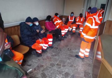 Mascali, gli operatori ecologici occupano pacificamente la sala consiliare