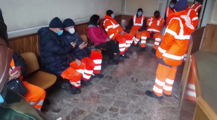 Mascali, gli operatori ecologici occupano pacificamente la sala consiliare