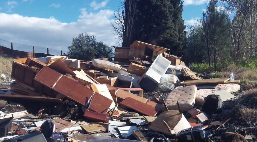 Giarre, stretta della Polizia locale contro gli incivili: beccati 4 “sporcaccioni”. Sanzioni per 12.000 euro