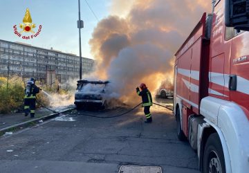 A fuoco roulotte e auto in pieno centro a Catania