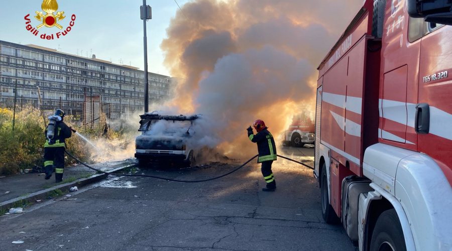 A fuoco roulotte e auto in pieno centro a Catania