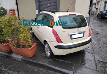 Giarre, auto sbanda e centra l'ingresso di un bar