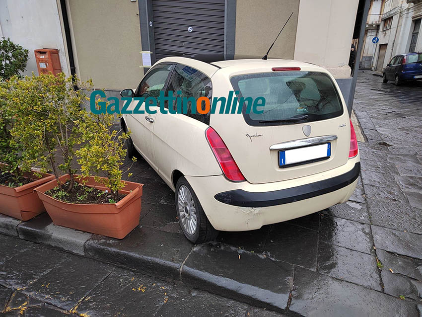 Giarre, auto sbanda e centra l’ingresso di un bar