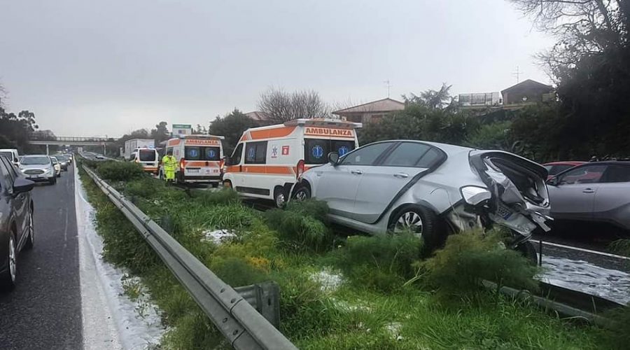 A18, incidente stradale tra Acireale e Catania causa grandine