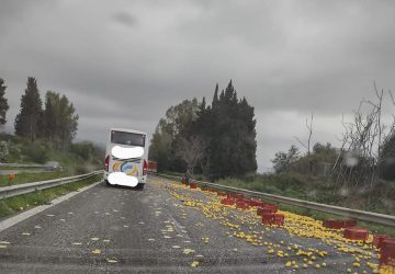 A18, camion disperde limoni sulla carreggiata